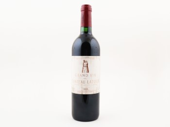 Château Latour, Premier Grand Cru Classé, Pauillac, 1995. Bordeaux red wine. Normal wine level and label in good condition with some stains. Capacity of 750ml.