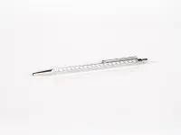Stylo bille Versailles Pens IB02681 en métal argenté guilloché, présenté sur fond blanc.