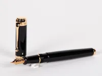 Stylo plume Aurora Talentum, SKU IB02706, laqué noir avec finitions dorées et plume en or 14 cts, montré en noir et doré.