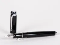 Stylo plume Aurora Talentum noir laqué et chrome, avec capuchon et plume 14 cts, SKU IB02709.