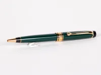 قلم حبر ناشف Aurora Optima أخضر مع زخرفة مذهبة، SKU IB02840، على خلفية بيضاء.