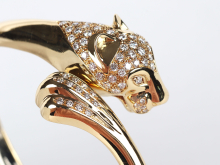 SKU IB09267, Mario Fontana Jewelry 18k gold rigid bracelet with diamond-set feline head and paw, close-up.