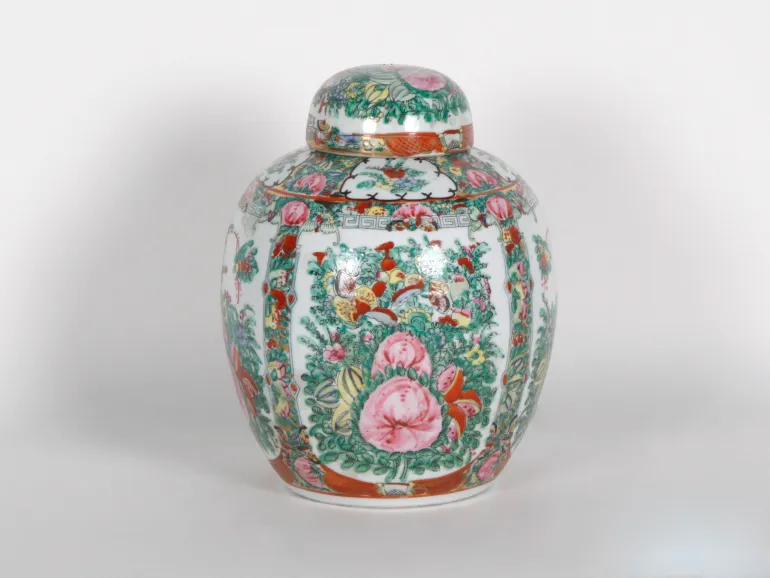 Urne chinoise en porcelaine peinte, décor floral et oiseaux, vue de face ; SKU IB00018.
