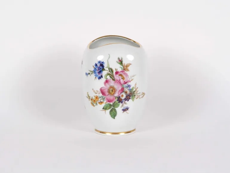 Porcelain vase IB00107, round white vase with floral decoration and gilt rim.