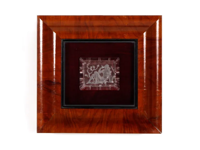 Lalique IB00352 لوحة مُصغّرة من البلور على طراز آر نوفو داخل إطار من خشب اللوب، تُظهر امرأة تدخّن سيجارة.