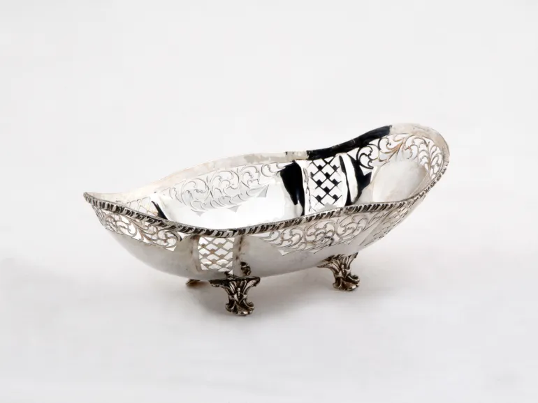 IB00816 openwork oval sterling silver basket on four feet, with pierced decorative sides.