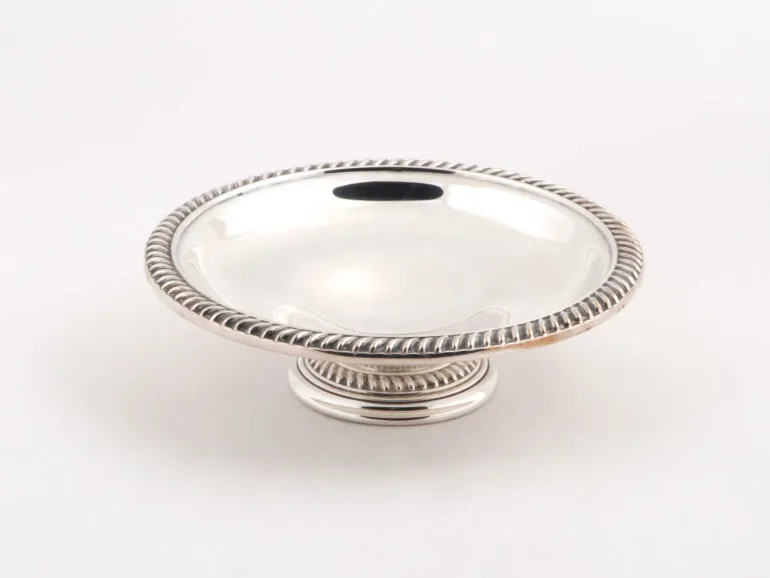 Coupe ronde sur piédouche en métal argenté Barker & Ellis avec bord torsadé, SKU IB00852.