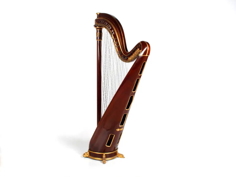 Harpe chromatique Pleyel, SKU IB01243, en bois de rose avec détails en bronze et double rangée de cordes.