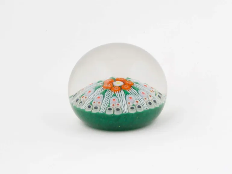 Presse-papier McDougall Paperweight Peter McDougall, SKU IB01333, à base verte avec motif mille-fleurs orange, blanc et bleu.