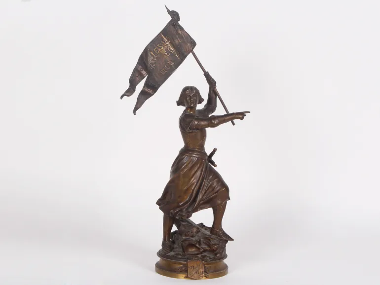 IB01839 : sculpture en bronze d’Adrien Etienne Gaudez représentant Jeanne d’Arc tenant un étendard, sur un socle en bronze.
