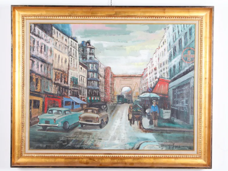 Lucien Beaujard, IB01899: framed oil painting of Rue du Faubourg Saint Denis with Paris street scene, cars, pedestrians and the Arc de Triomphe in the distance.