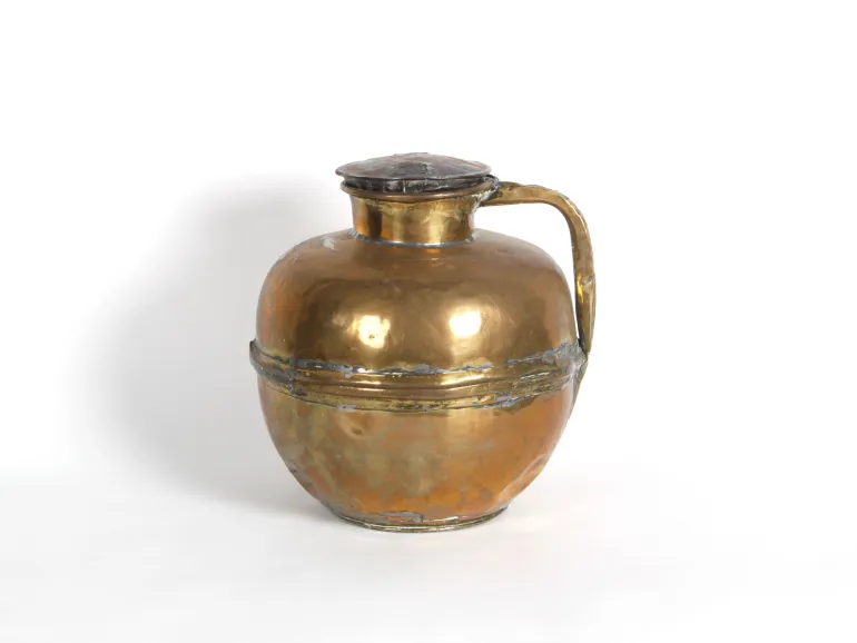 Large gilded copper pitcher with lid and single handle, IB02118.