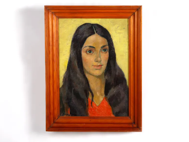 Clément Serveau, IB02288 : portrait encadré d’une femme aux longs cheveux noirs et au corsage rouge.
