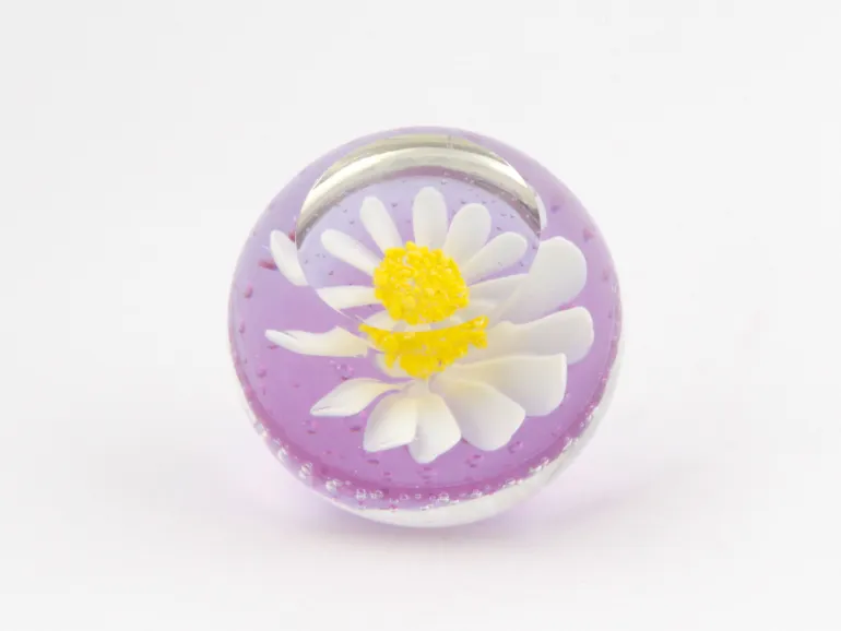 SKU IB02371 : presse-papiers rond en verre à décor floral violet avec pétales blancs, sur fond blanc.