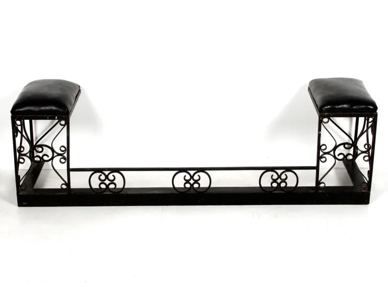 SKU IB02542 : banquette à deux places en fer forgé avec assises noires rembourrées et motifs décoratifs, sur fond blanc.