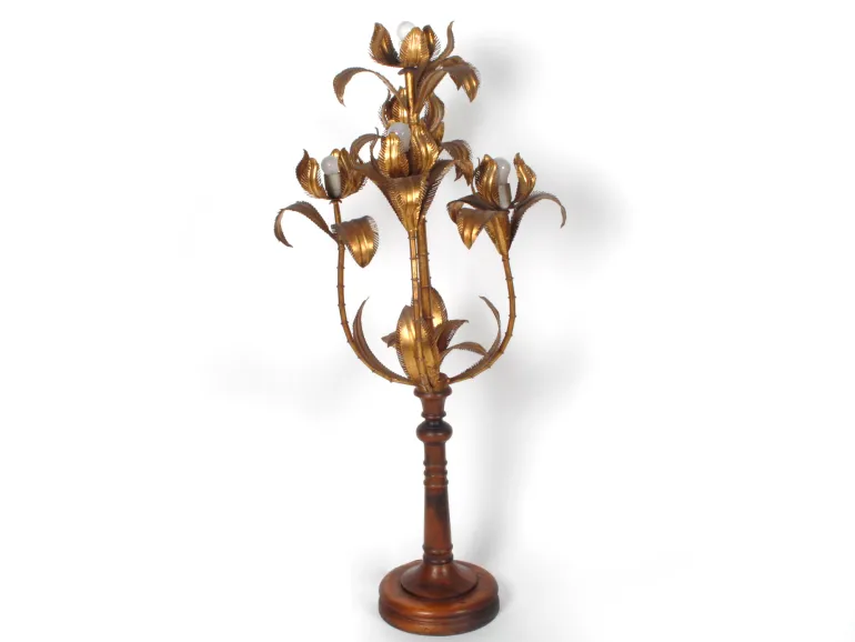 مصباح أرضي من طراز آر نوفو، SKU IB02547، من معدن مُذهَّب بزخرفة زهرية على قاعدة خشبية، مُحوَّل إلى مصباح كهربائي.