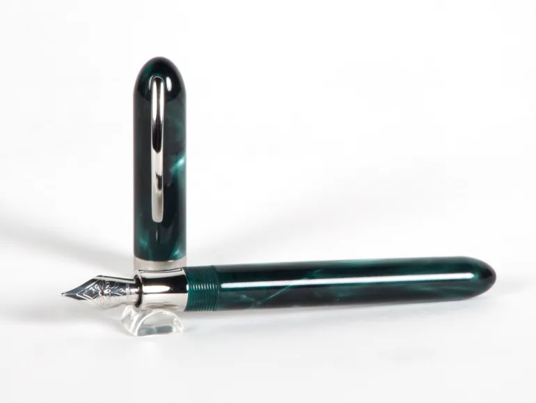 قلم حبر بريشة Visconti Van Gogh أخضر مع زخرفة فضية، ظاهر مفتوحًا ومغلقًا، SKU IB02662.