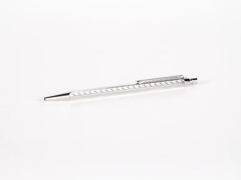 قلم حبر ناشف Versailles Pens IB02677 من المعدن المطلي بالفضة بنقشة غيّوشيه، على خلفية بيضاء.