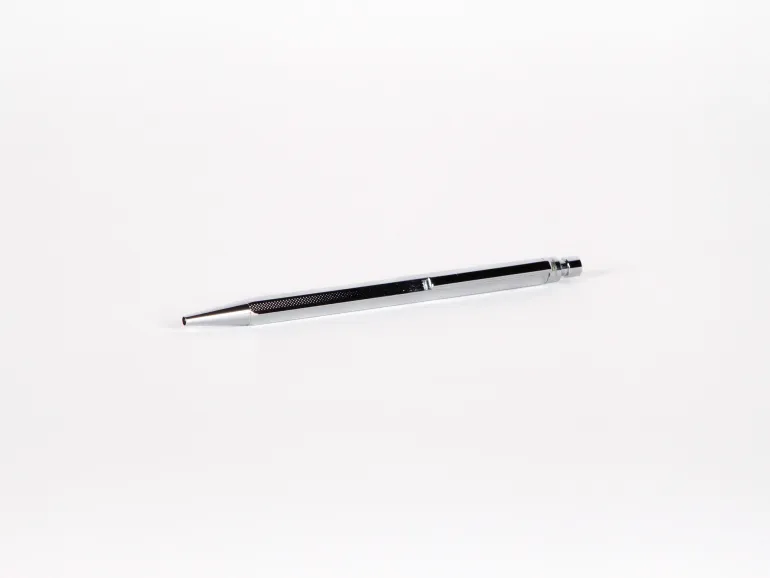 Stylo bille Versailles, SKU IB02684, en métal argenté guilloché, présenté sur fond blanc.