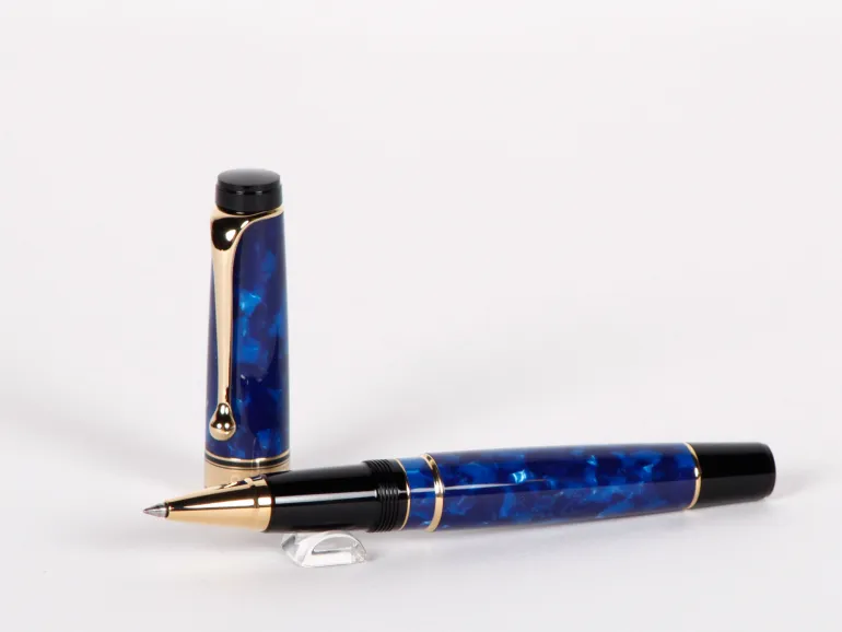 Stylo roller Aurora Optima bleu, SKU IB02720, avec garniture dorée, montré sous deux angles.