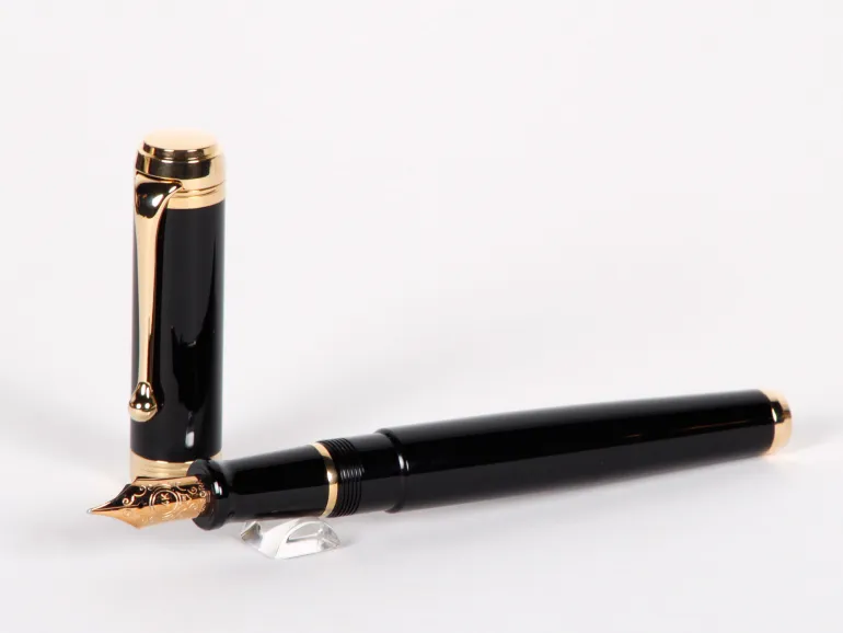 Aurora Talentum fountain pen, SKU IB02724, black lacquer with gold trim and 14K nib, shown open and closed.