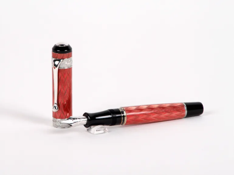 Stylo plume Aurora Saint Petersburg en argent massif, SKU IB02742, avec corps rouge guilloché et capuchon noir sur fond blanc.