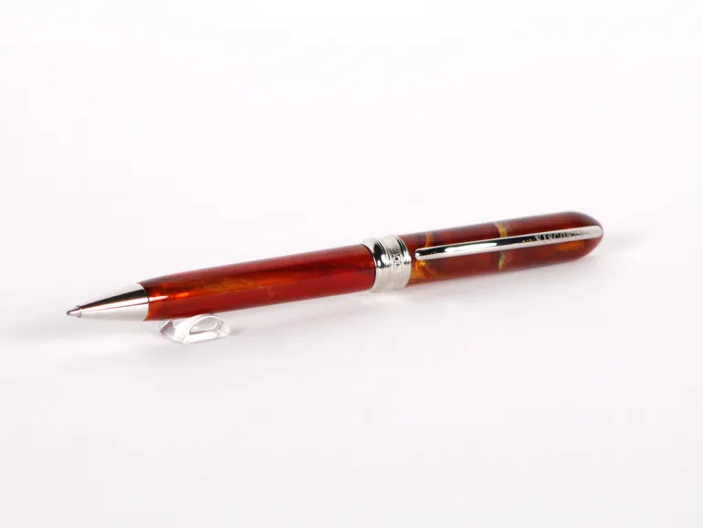 قلم حبر ناشف Visconti IB02781 بجسم من الراتنج العسلي ومشبك معدني لامع، على خلفية بيضاء.