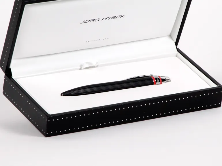 Stylo bille Jorg Hysek Pens Kilada, SKU IB02896, stylo noir avec bague rouge présenté dans un coffret ouvert.
