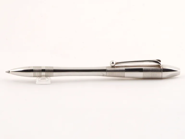 Stylo bille Ferrari Da Varese Cigno en argent massif, SKU IB02944, présenté à l’horizontale sur fond blanc.