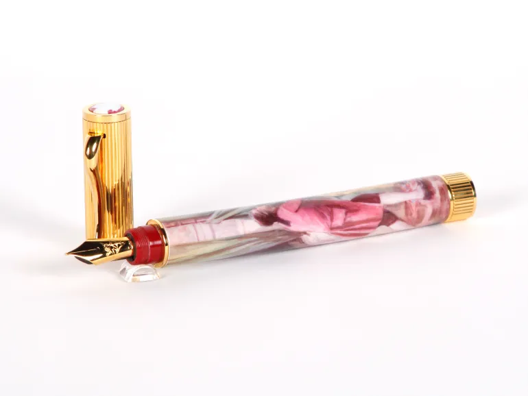 قلم حبر Omas pens IB02991 كازانوفا ببدن من الخزف الوردي وزخرفة ذهبية وريشة ذهبية، مع الغطاء منفصلاً.