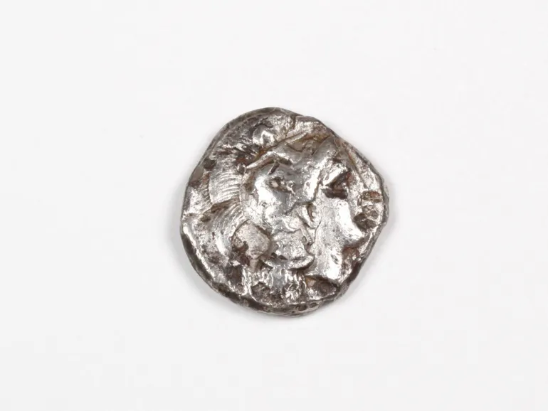 Pièce grecque en argent de Lucania Thurium, avec Athéna casquée et un taureau visibles ; SKU IB03442.