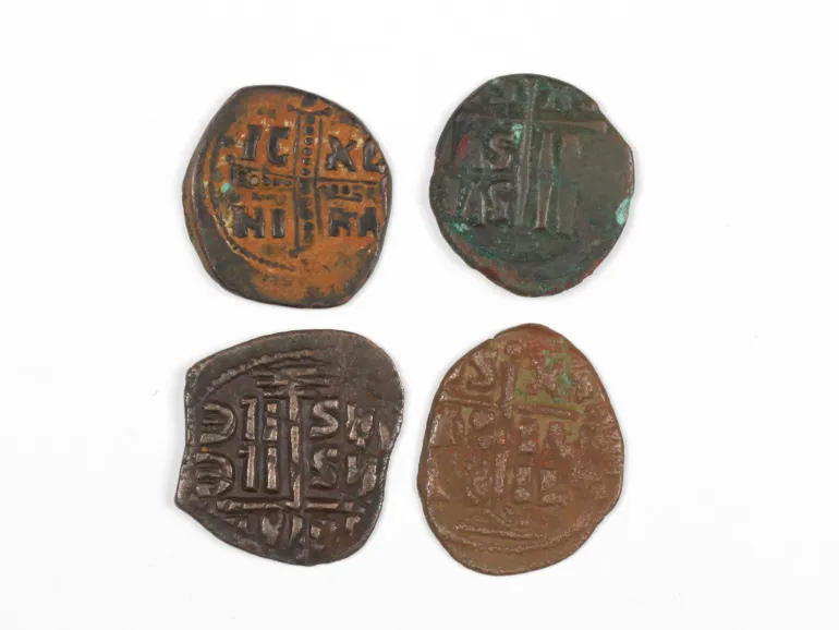 SKU IB03568 : quatre pièces byzantines en bronze Follis, présentées ensemble sur fond blanc.
