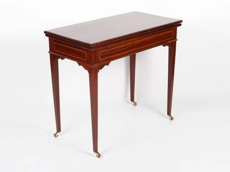 IB04188 طاولة لعب من طراز لويس السادس عشر من خشب الأكاجو، بسطح مستطيل وأربع أرجل مدببة على عجلات، وهي مغلقة.