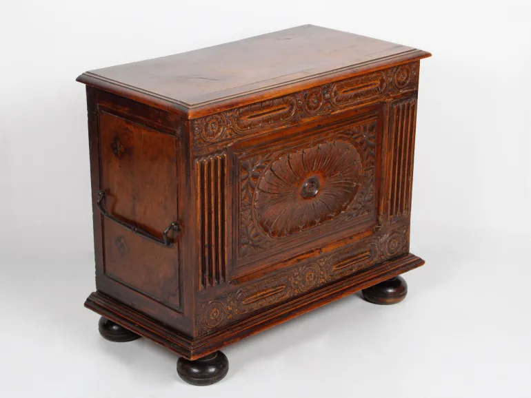IB04199 : petit coffre en noyer sculpté de la fin du 18ème siècle, avec décor floral, poignées métalliques et pieds sphériques.