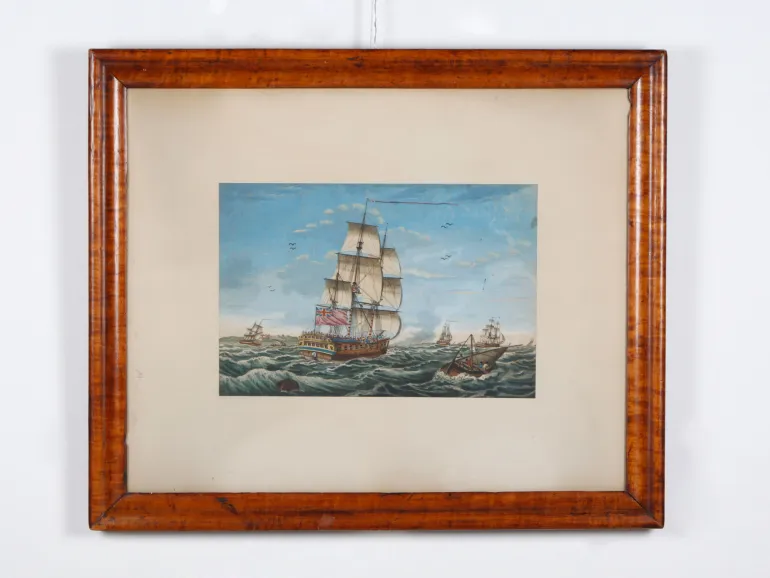 IB04307 gravure marine aquarellée d’un navire de guerre anglais à trois mâts en mer, présentée dans un grand cadre en bois de loupe.