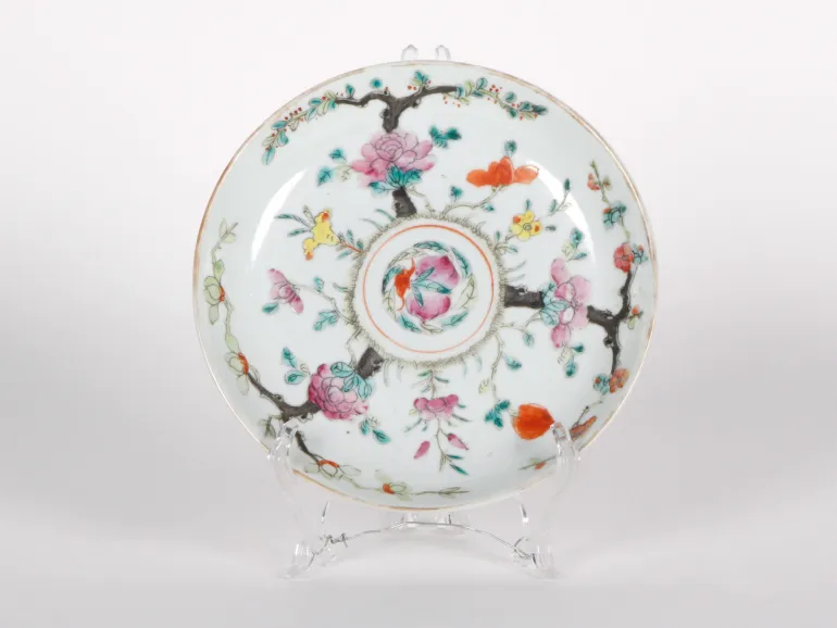 Assiette chinoise en porcelaine, 19ème siècle, décor floral peint et émaillé, sur support, SKU IB04489.