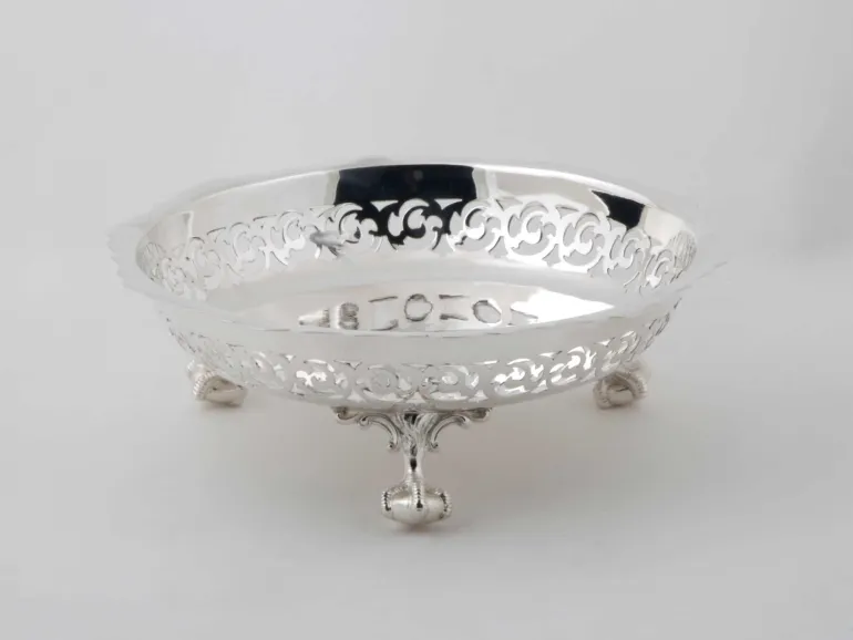 EPNS silver-plated metal centerpiece, SKU IB04699, with openwork sides and three claw-shaped feet.