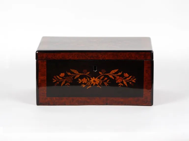 IB05017 : ancienne boîte en placage de bois de loupe avec marqueterie florale et couvercle à charnière, fermée.