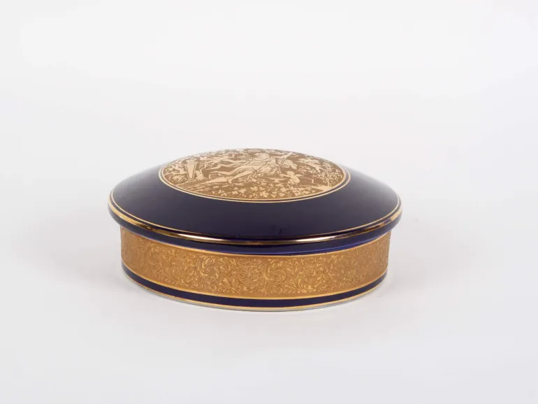 Bonbonnière Limoges Porcelain IB05361 ronde avec couvercle, bleu cobalt et doré, décorée de scènes classiques.