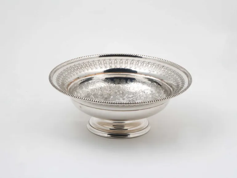 Coupe Barker & Ellis en métal argenté sur piédouche, gravée et ajourée, SKU IB05817.