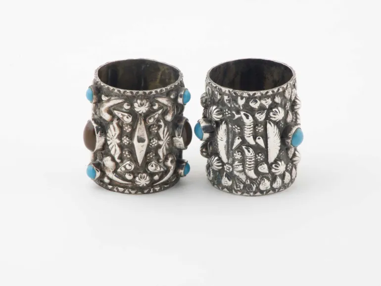 IB05901 : Deux timbales en argent massif incrustées de turquoise, vues côte à côte.