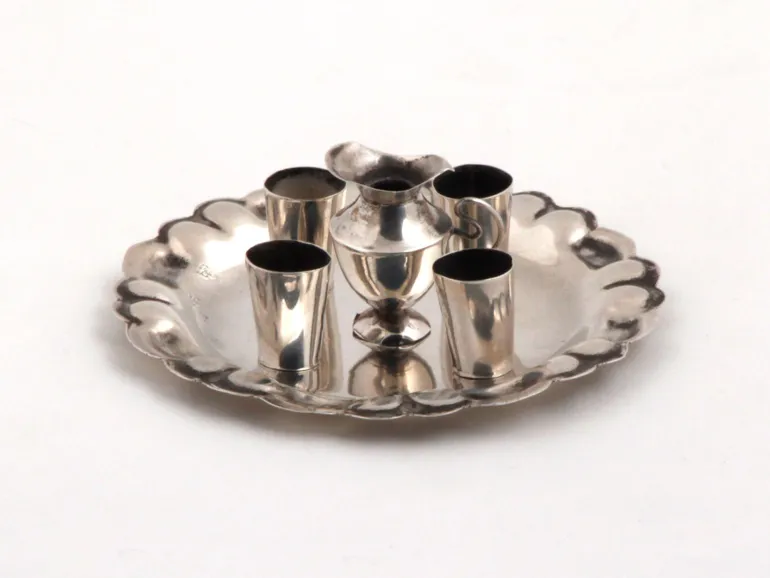 IB05987 Service miniature en argent massif : plateau festonné avec broc et quatre verres.