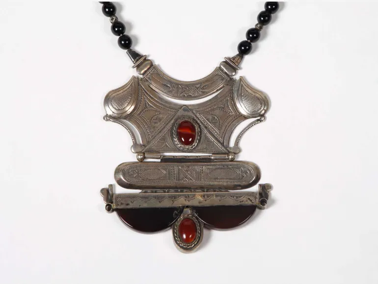IB06052 necklace with black amber beads and an engraved silver pendant set with agate and cornelian, shown on white background.