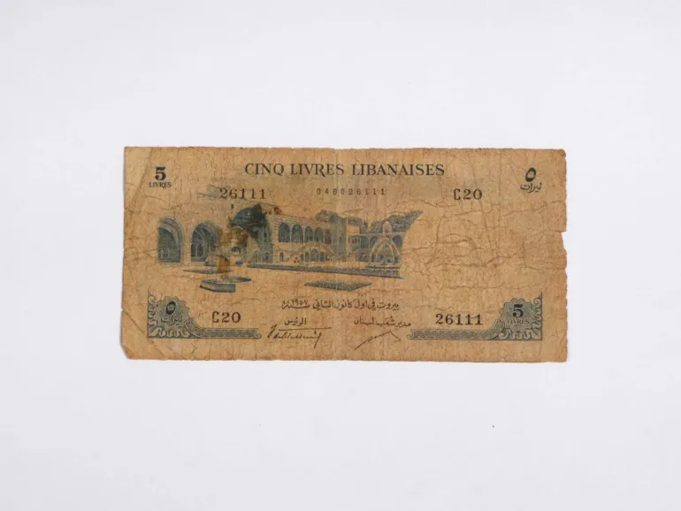 عملة ورقية لبنانية من 5 ليرات لعام 1957، SKU IB06066، على ورق بني متآكل مع الرقم C20 26111.