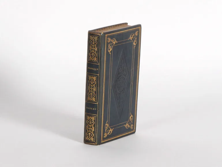 SKU IB06638 : livre relié en cuir noir "Les Fables de Florian" avec dorures et motifs décoratifs sur la couverture et le dos, fermé et debout.