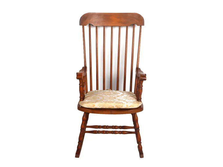 IB06684 fauteuil à bascule Windsor en noyer, dossier à barreaux et assise capitonnée à motif, vue de face.