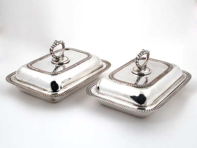 SKU IB06720 : paire de légumiers anglais rectangulaires en métal argenté, à bordure tressée et poignées de couvercle amovibles.