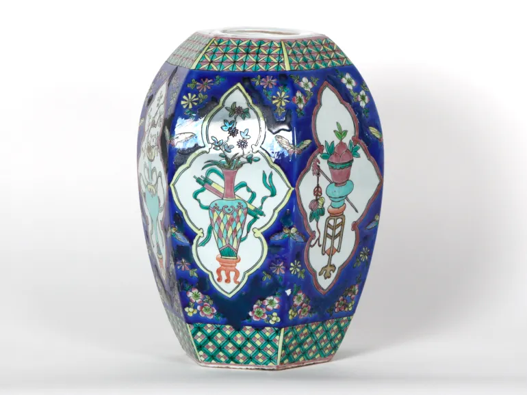 IB07203 vase en porcelaine bleu à six pans avec décor floral, sans couvercle.