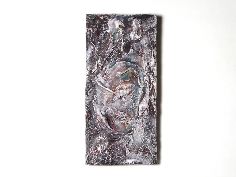 SKU IB07350 : œuvre mixte sur bois de Nadia de Clauzade, composition verticale texturée aux tons argentés.