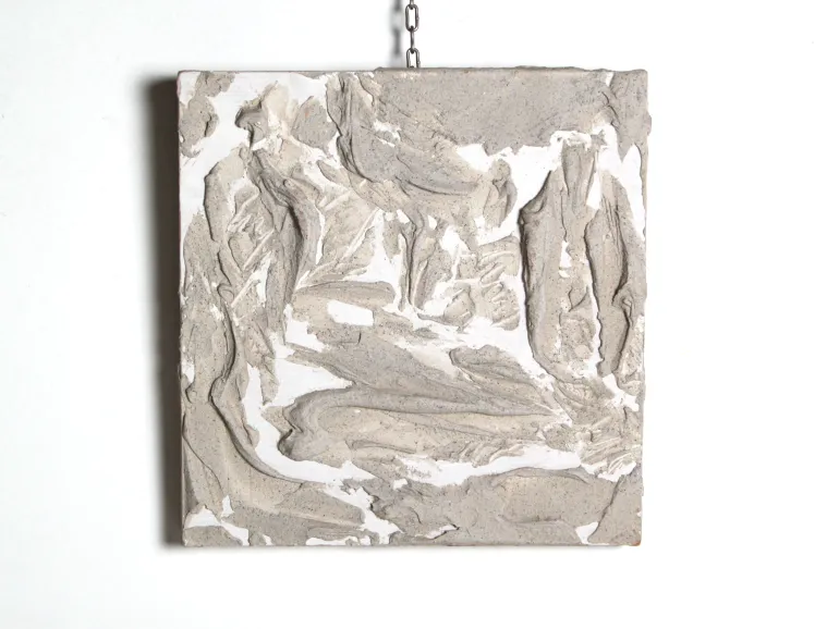 SKU IB07351, œuvre de Nadia de Clauzade en media mix sur bois, composition en relief blanc et beige.